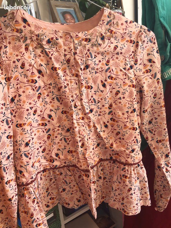 Chemise rose avec des feuille et dès fleur comme imprimer (image 1)