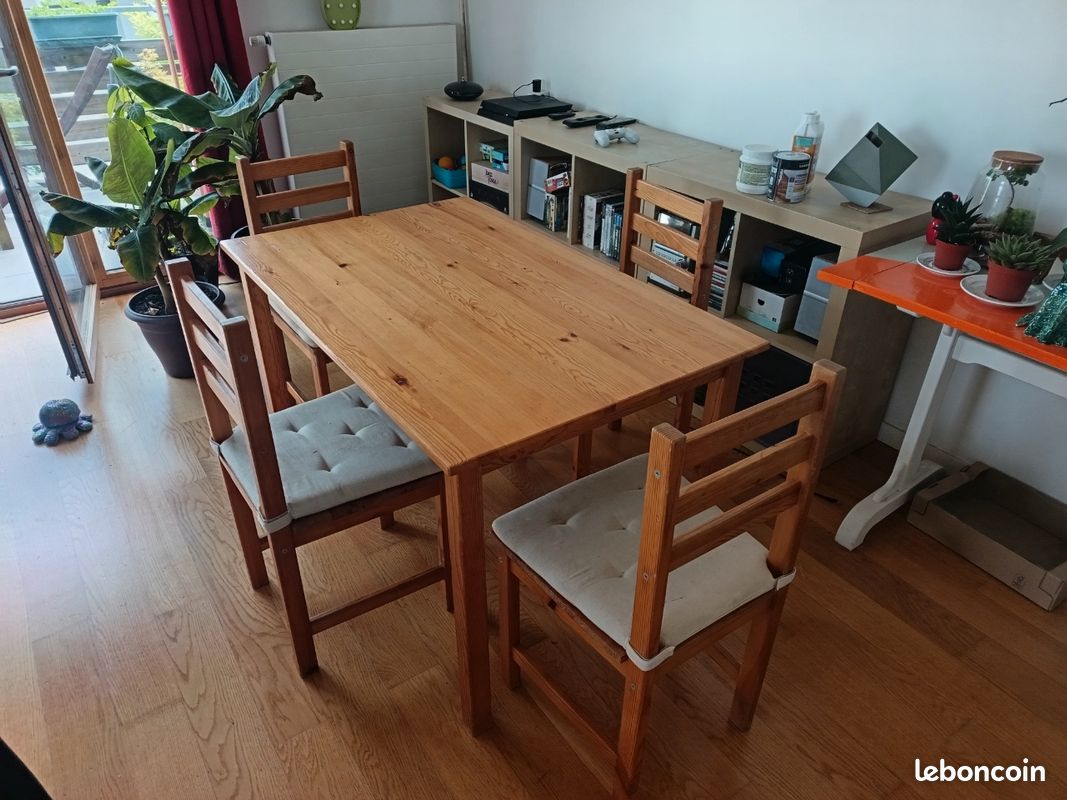 Table + 4 chaises en pin massif (image 1)