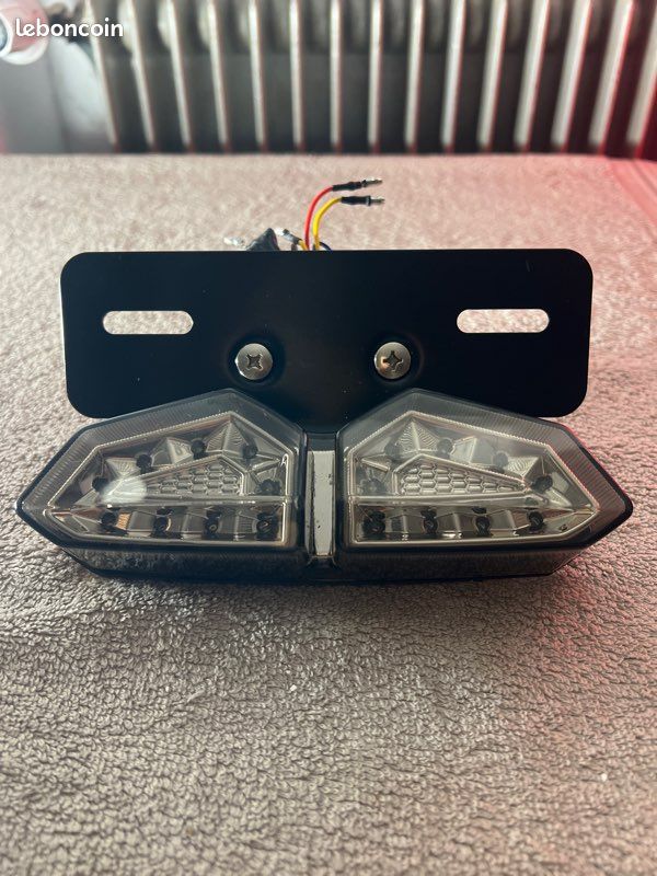 Feu Arrière LED Moto Universel Avec Support De Plaque – Stop & Position - Équipement Moto