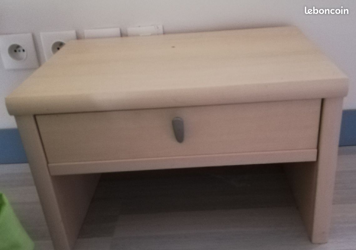 Petite table de nuit (image 1)