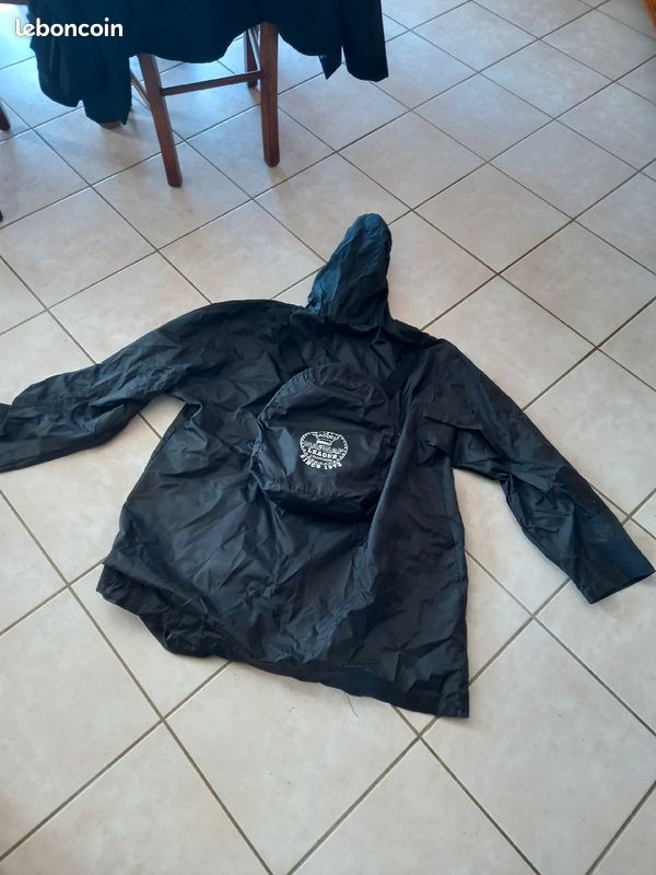 2 coupes vent qui font sac à dos en même temps devant pochette avec fermeture éclair pour mettre un bonnet ou.autre de marque Naf Naf (image 3)
