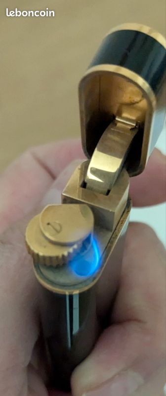 Briquet à gaz Cartier en laque noire et plaqué or (image 9)