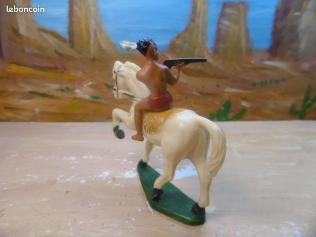 Figurine Starlux Vintage - Sioux Série Ordinaire 65 - Cavalier Flambeau (jaune) Et Cheval Blanc Au Trot