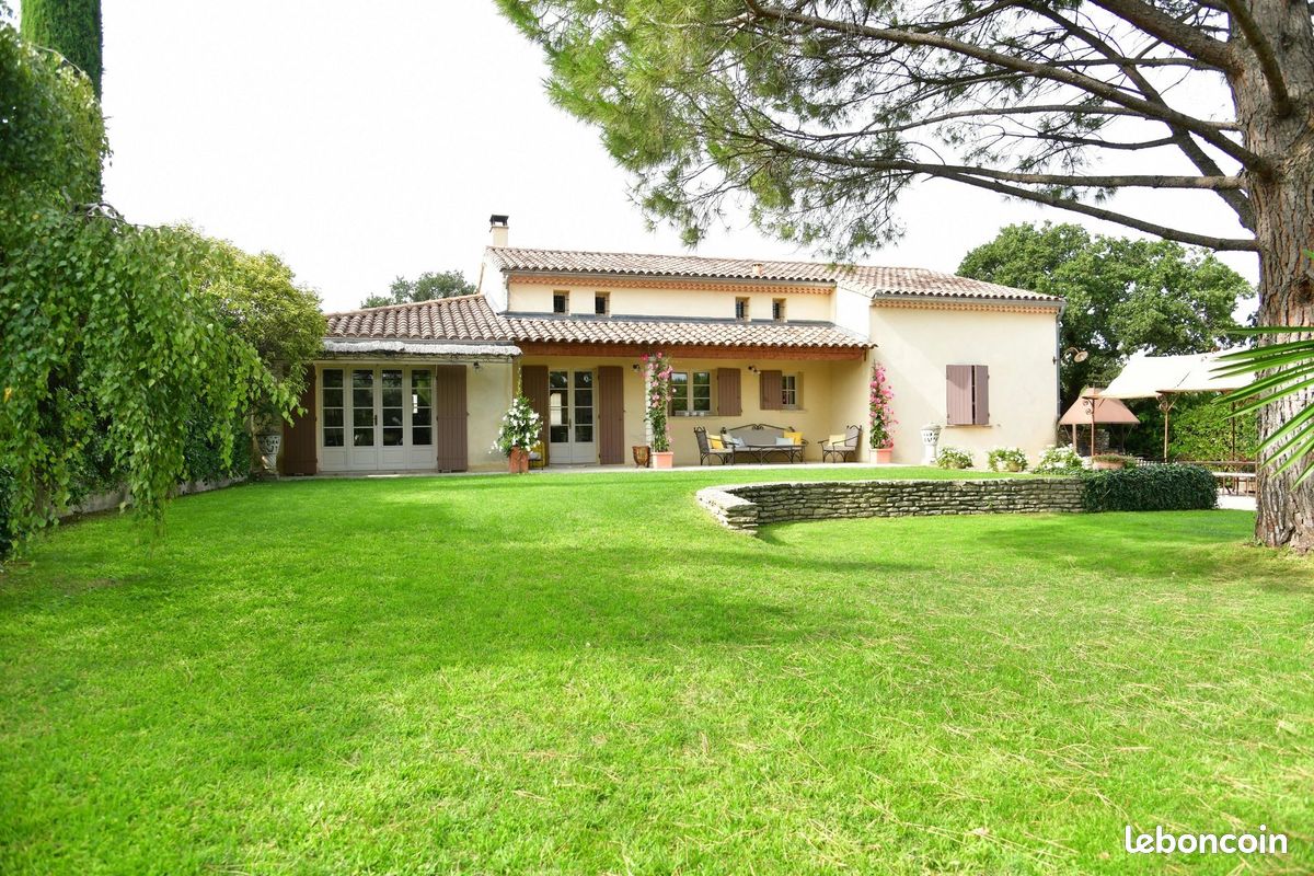 Maison 7 pièces 204 m² · à Carpentras · 204 m² · 2 100 €/mois