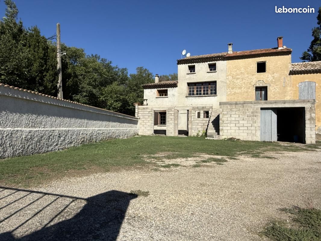 Maison 8 pièces 220 m² · à Mondragon · 220 m² · 155 000 €