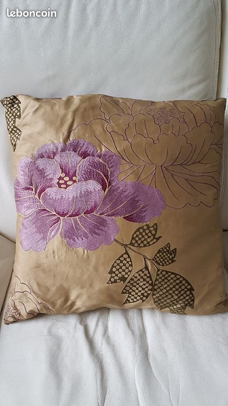 Coussin satin brodé (image 1)