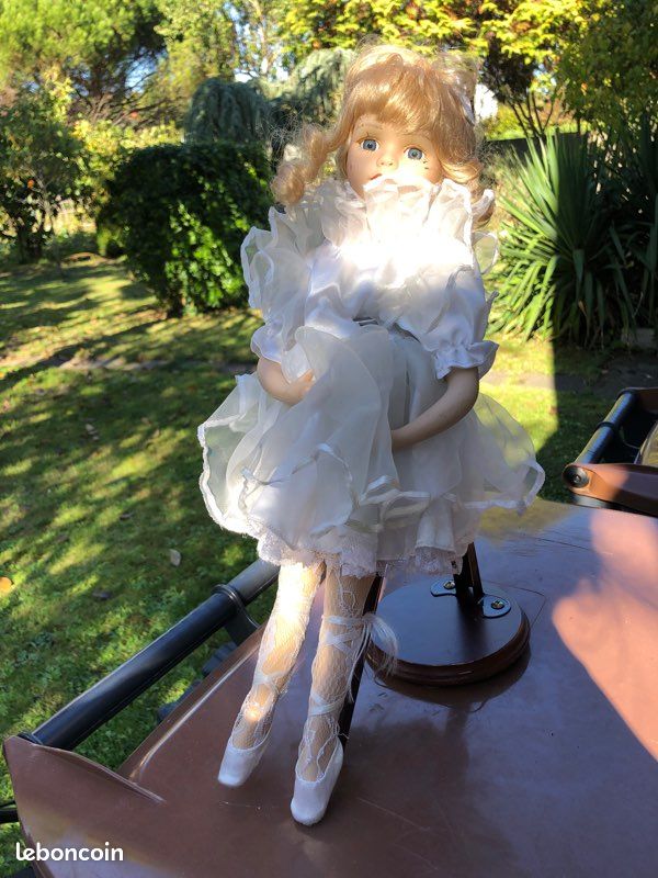 Poupée en porcelaine (image 1)