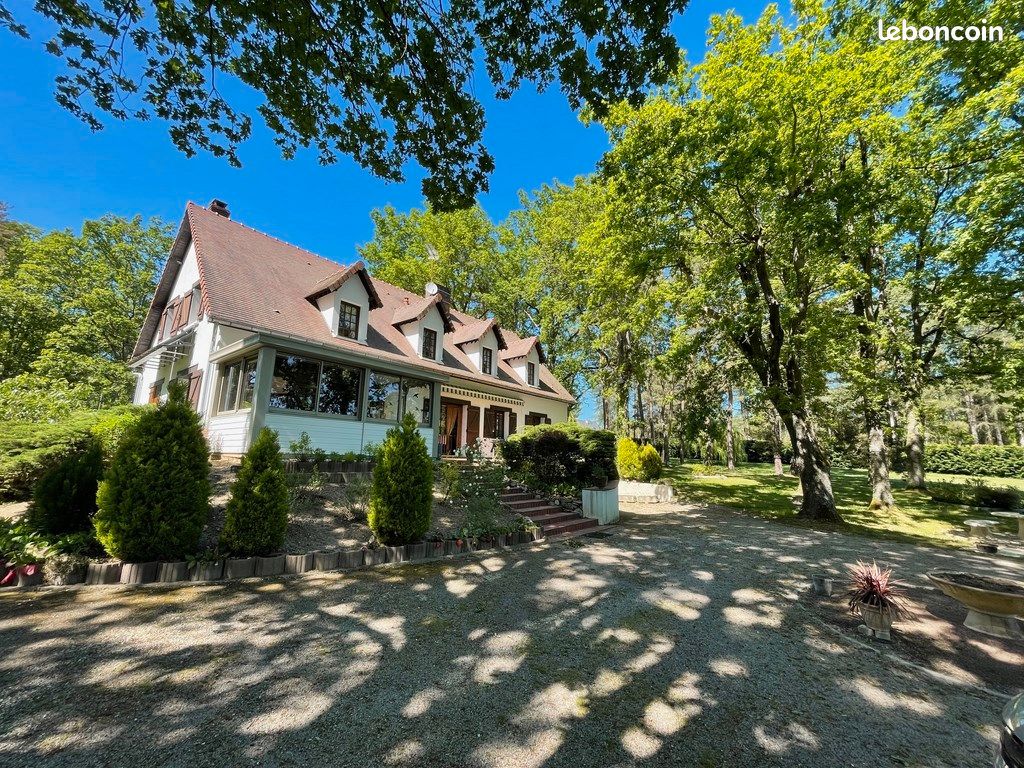 Maison 8 pièces 251 m² · à Charbuy · 251 m² · 447 000 €