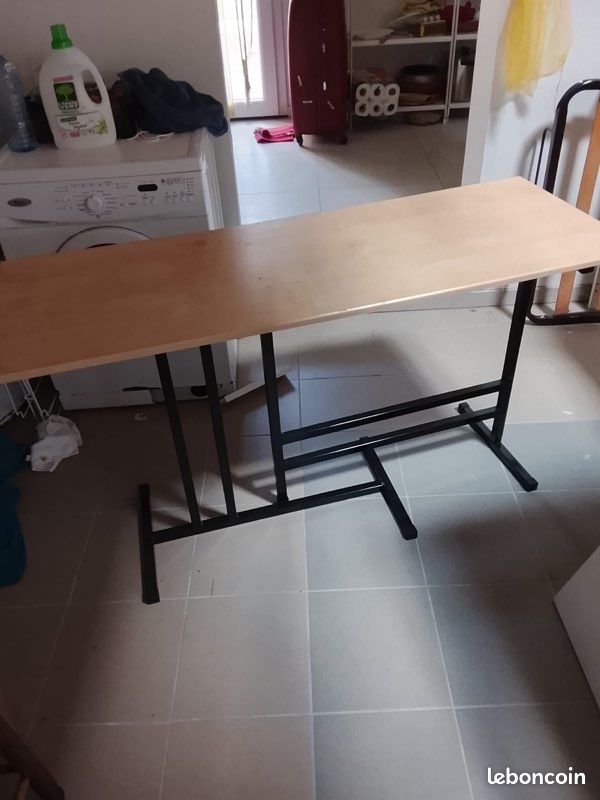 Table avec tréteaux (image 1)