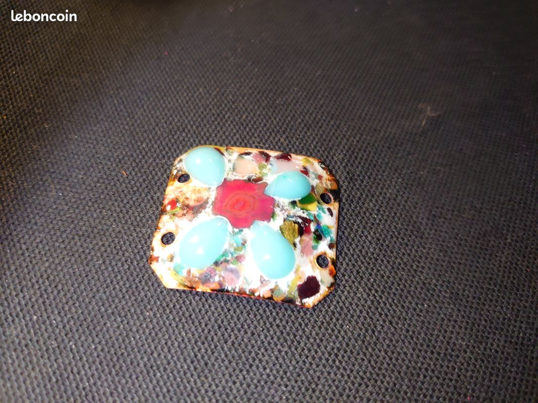 Pendentif Plaque en émail à accrocher avec des rubans élément pour bijou ou motif de fleur à Pétales bleus et centre rouge sur fond tâcheté multicolore Emaux sur métal Vintage (image 14)