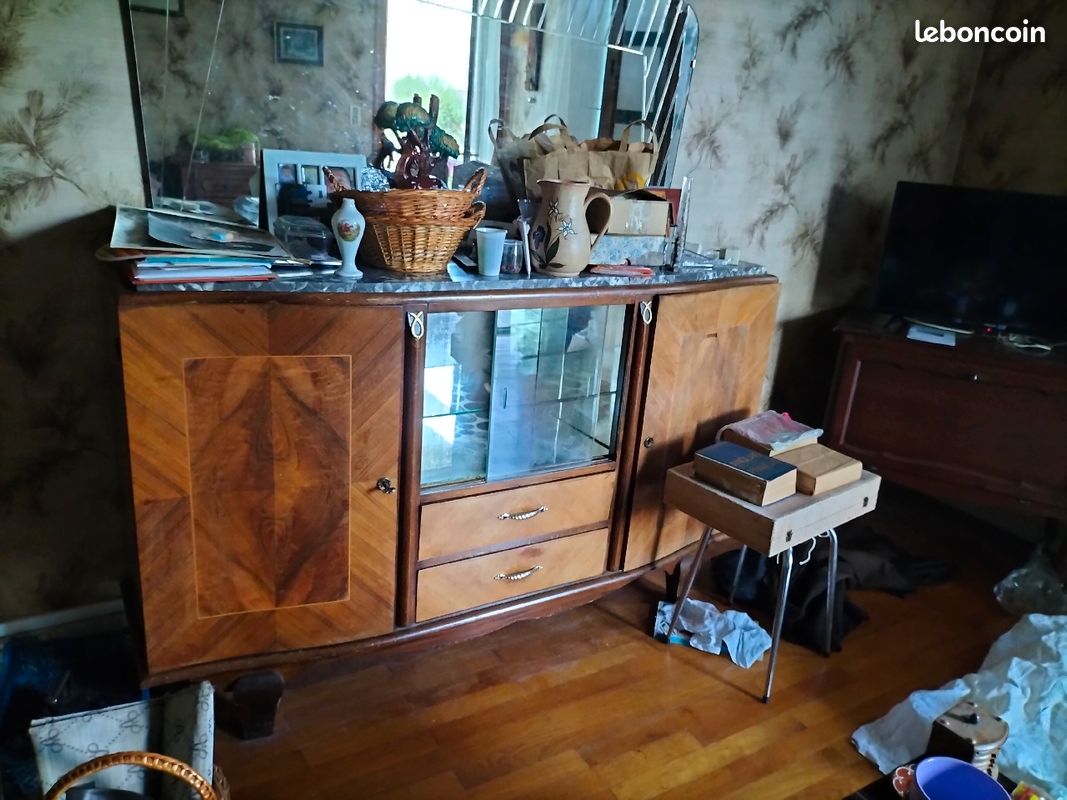 Beau buffet en bois avec un dessus en marbre (image 1)