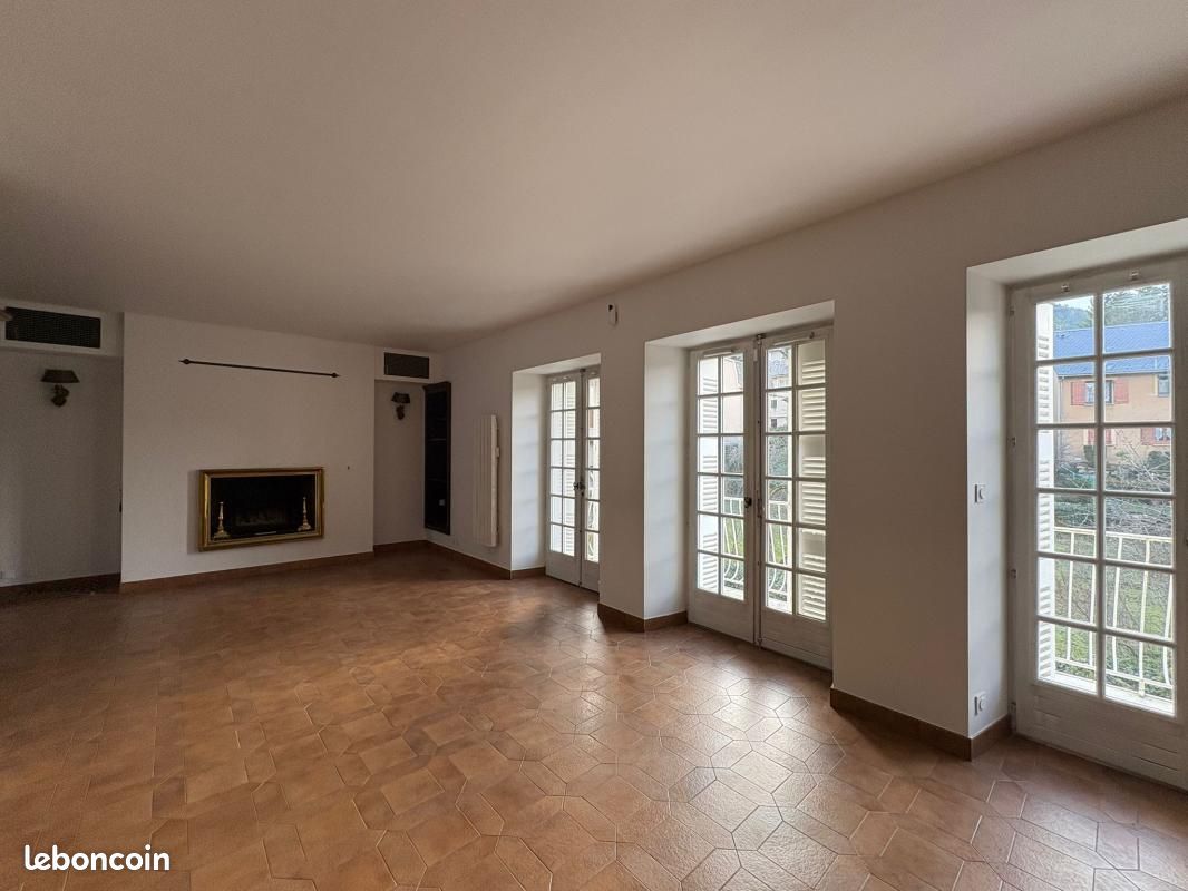 Appartement 4 pièces 138 m² · à Mende · 138 m² · 880 €