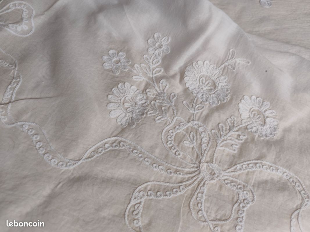 Nappe ronde brodée (image 4)