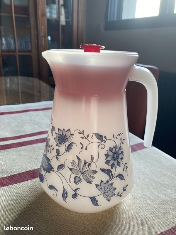 Carafe pichet broc Arcopal modèle Antar bleu 1L bouchon plastique rouge vintage LAB (image 1)