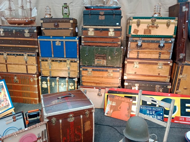 1 Valise - malle de voyage légère Moynat en osier dite malle …