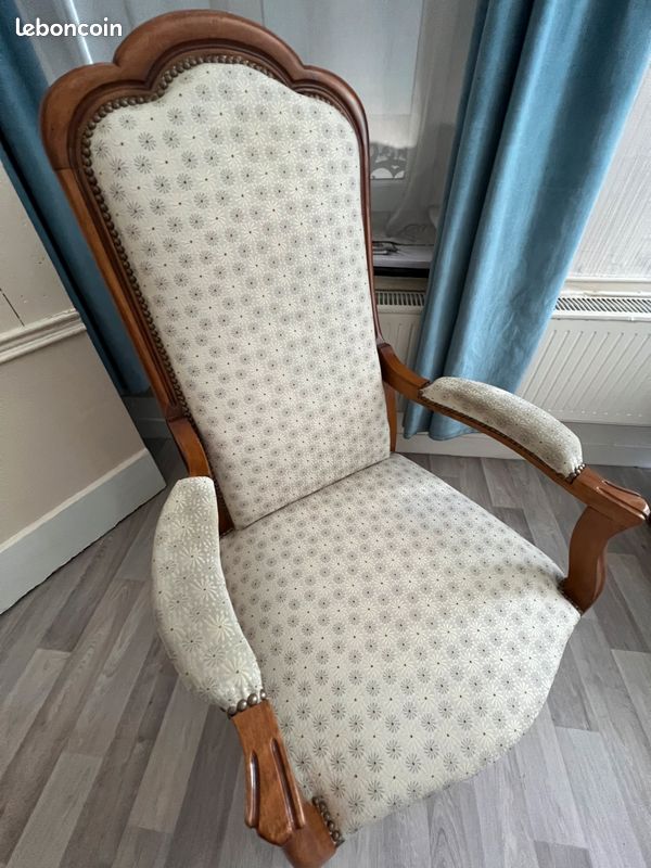 Fauteuil en bois et tissu de style (image 1)