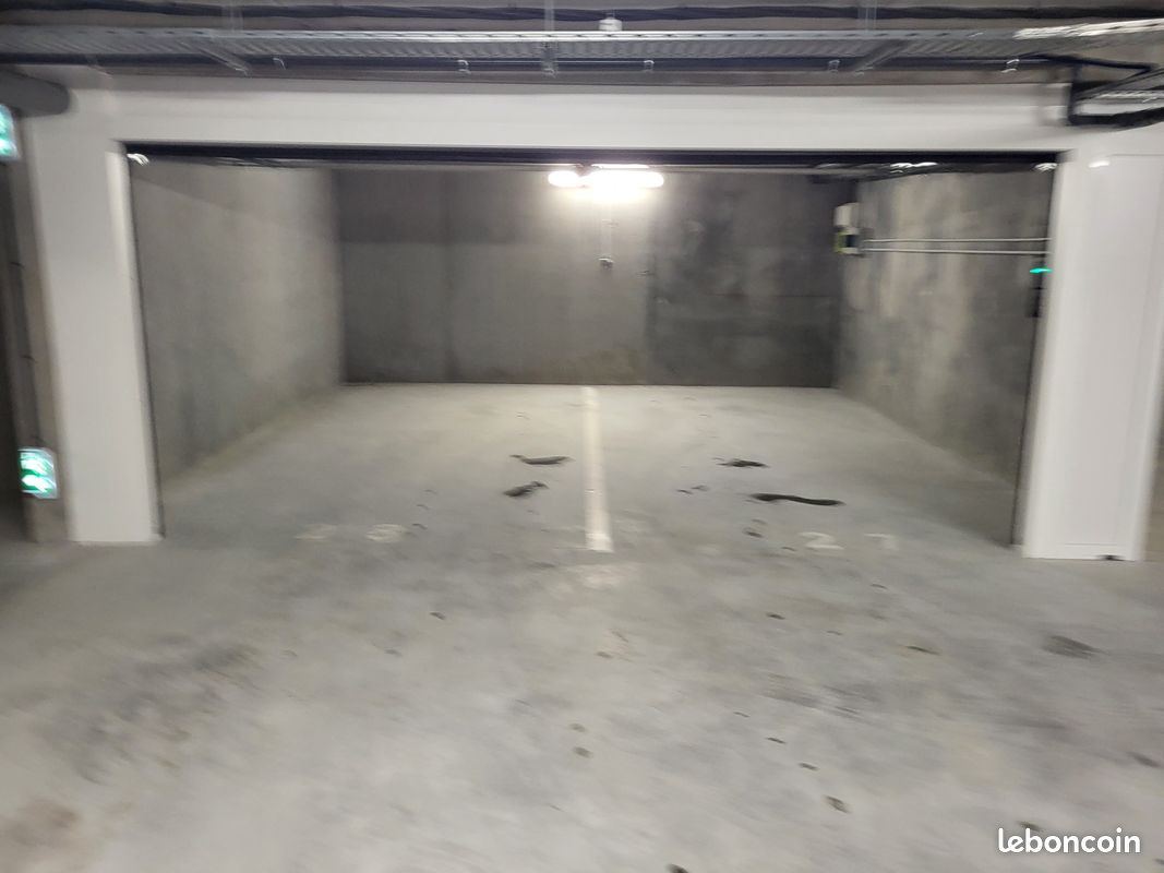 Grand garage double 29 m² + Borne recharge électrique 7 kW · à Bidart · 130 000 €
