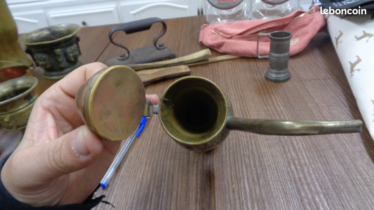 Ancienne petite cafetière / verseuse Orientale en laiton ciselé - Motif Voilier (image 3)