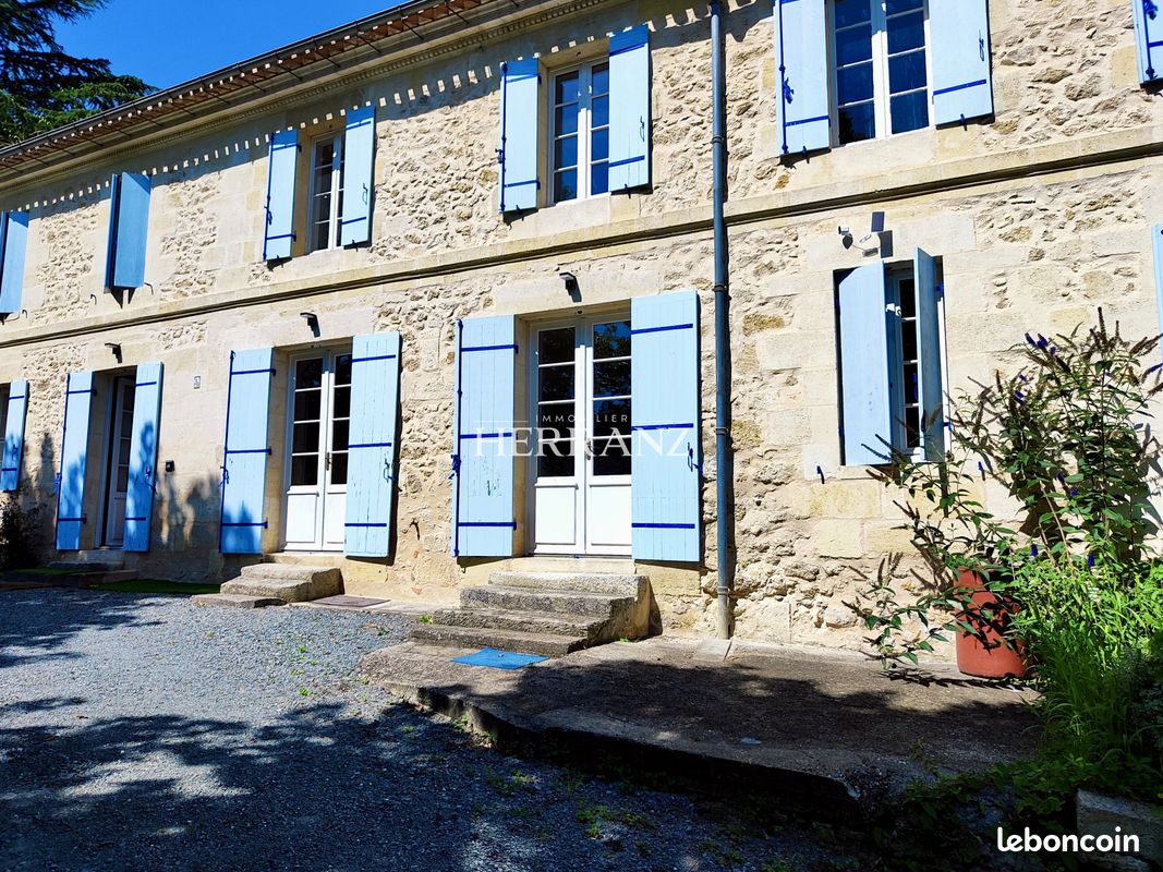 Maison 8 pièces 327 m² · à Blésignac · 327 m² · 525 000 €