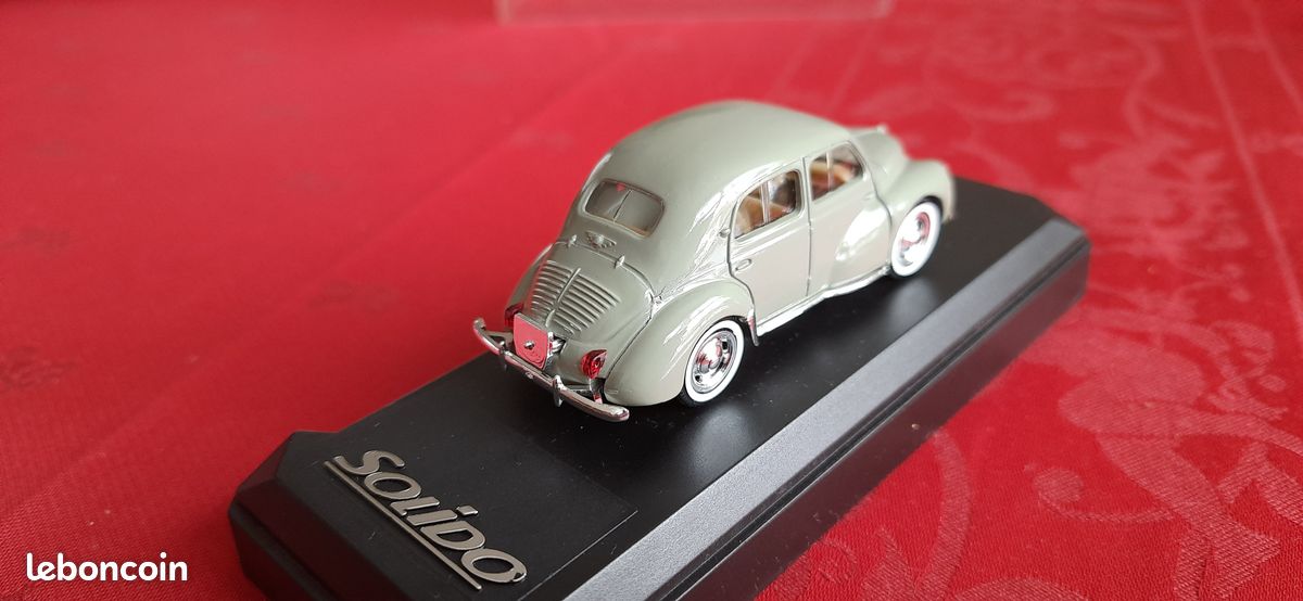 1/17 (No 1/18) Renault 4CV Gris 1954 Solido Prestige