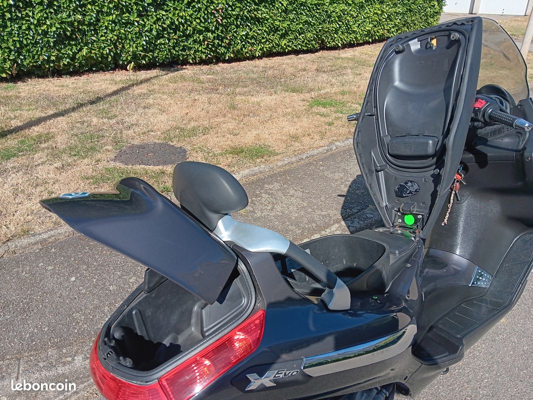 Piaggio X EVO 125 (image 3)