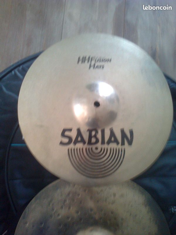 Lot de cymbales (charley 13 sabian HH fusion et ride zildjian 20 flat ride ) (image 2)