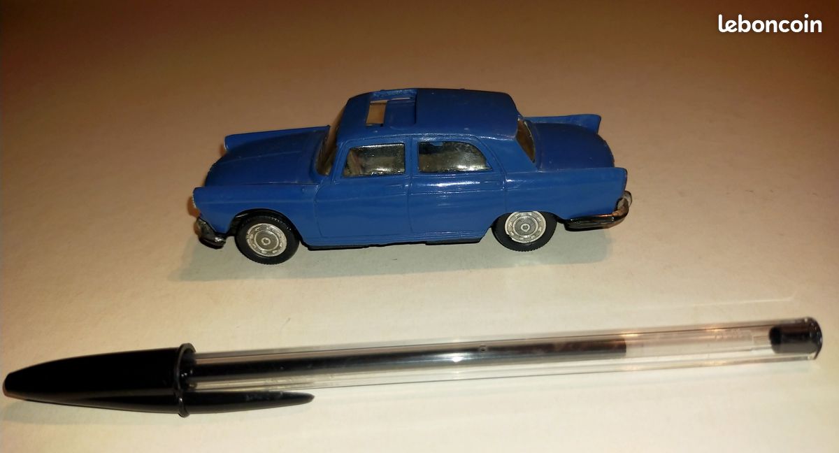 ANCIENNE NOREV PLASTIQUE Lancia Aurelia N°22 Ech 1/43 Bleu EUR 15,00