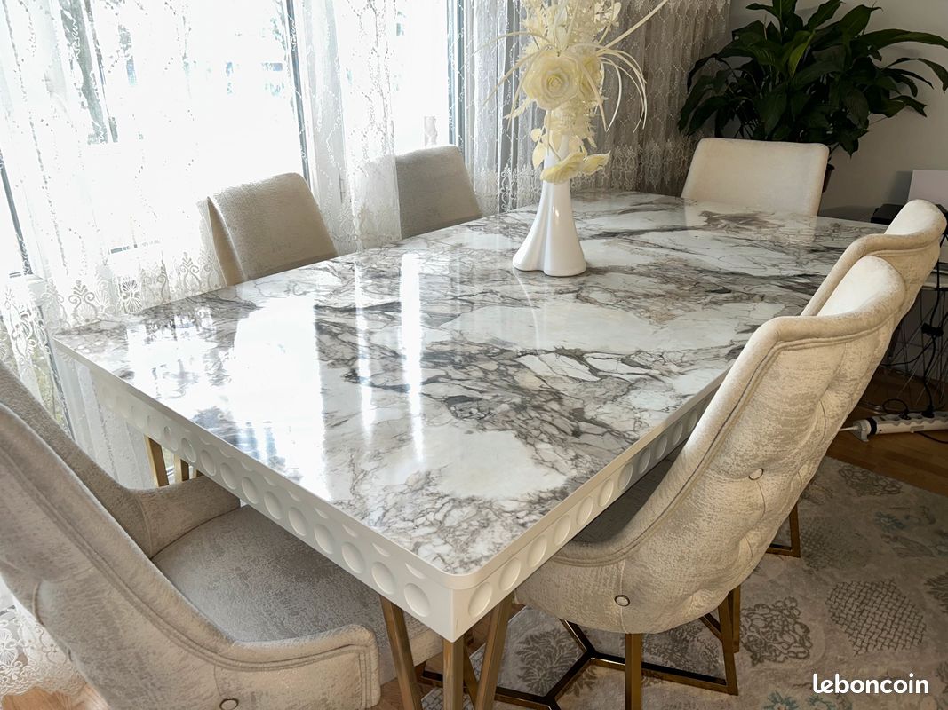 Table a manger + 6 chaises en bonne état beige et doré (image 1)