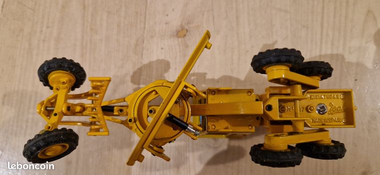 CAT : Niveleuse 24H, échelle 1/50, 33 cm... - Lot 572 - Pousse-Cornet