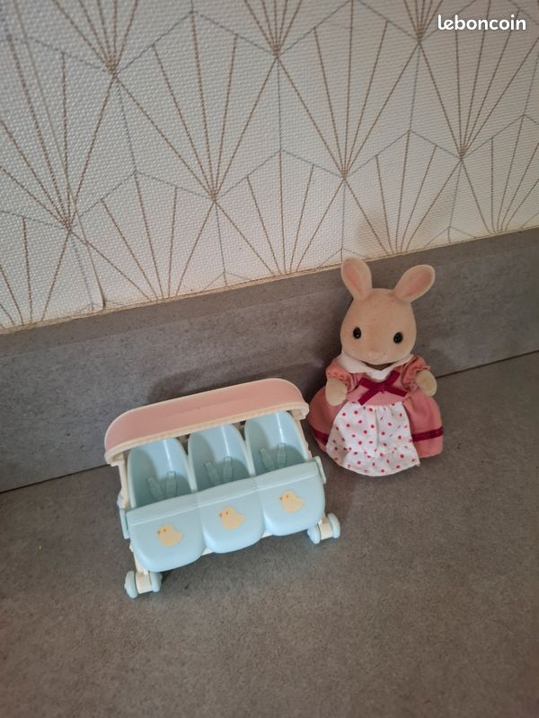 Poussette triple + 1 figurine maman lapin Sylvanian (image 1)