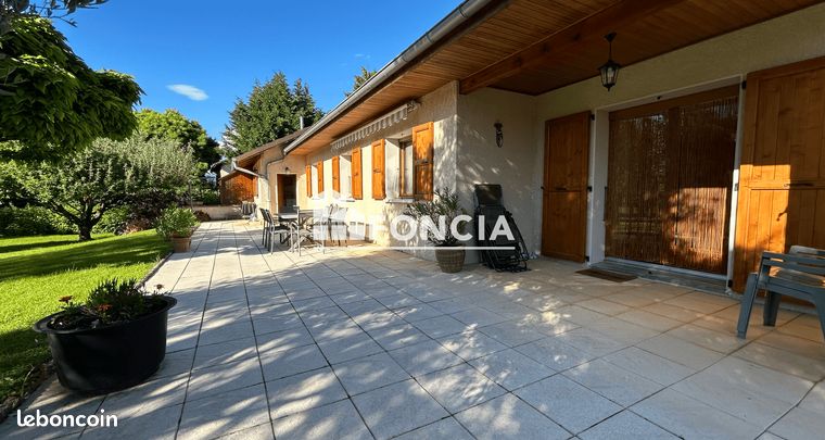 Belle maison plain-pied lumineuse, traversante Est-Ouest, impeccable. Terrain arboré piscinable. Confort et beau potentiel