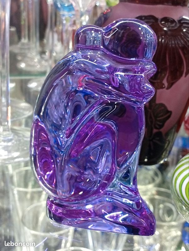 Sculpture en cristal teinté violine. Femme nue assise. Baccarat. R. Rigot. 1970's (image 2)