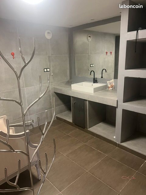 Location d une chambre avec salle bain privative dans une maison individuelle avec piscine et terrasse et parking proche de l Barret de bus 300 e charges incluses 300 (image 3)