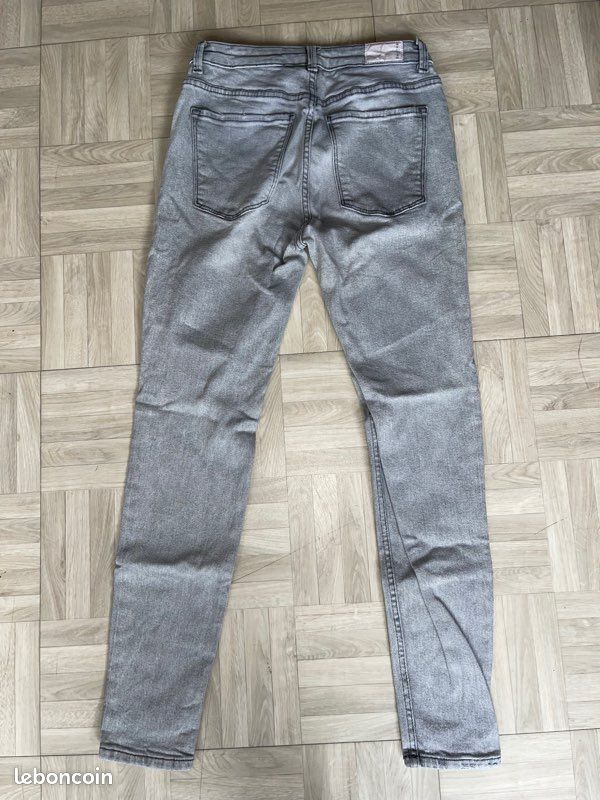 Jean à trou skinny gris Bershka en taille 3 L 40 (image 2)