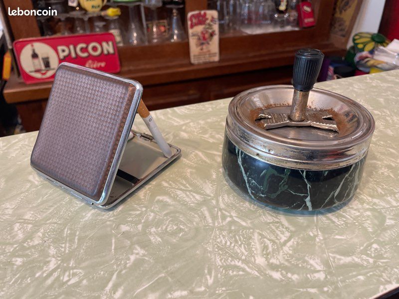 Lot étui cigarette et cendrier poussoir 70'