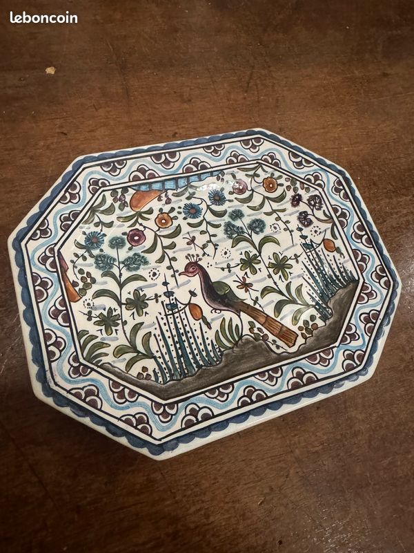 Plat de service portugais en faïence, bords chanfreinés, peint à la main dans le style du XVIIe siècle (image 3)