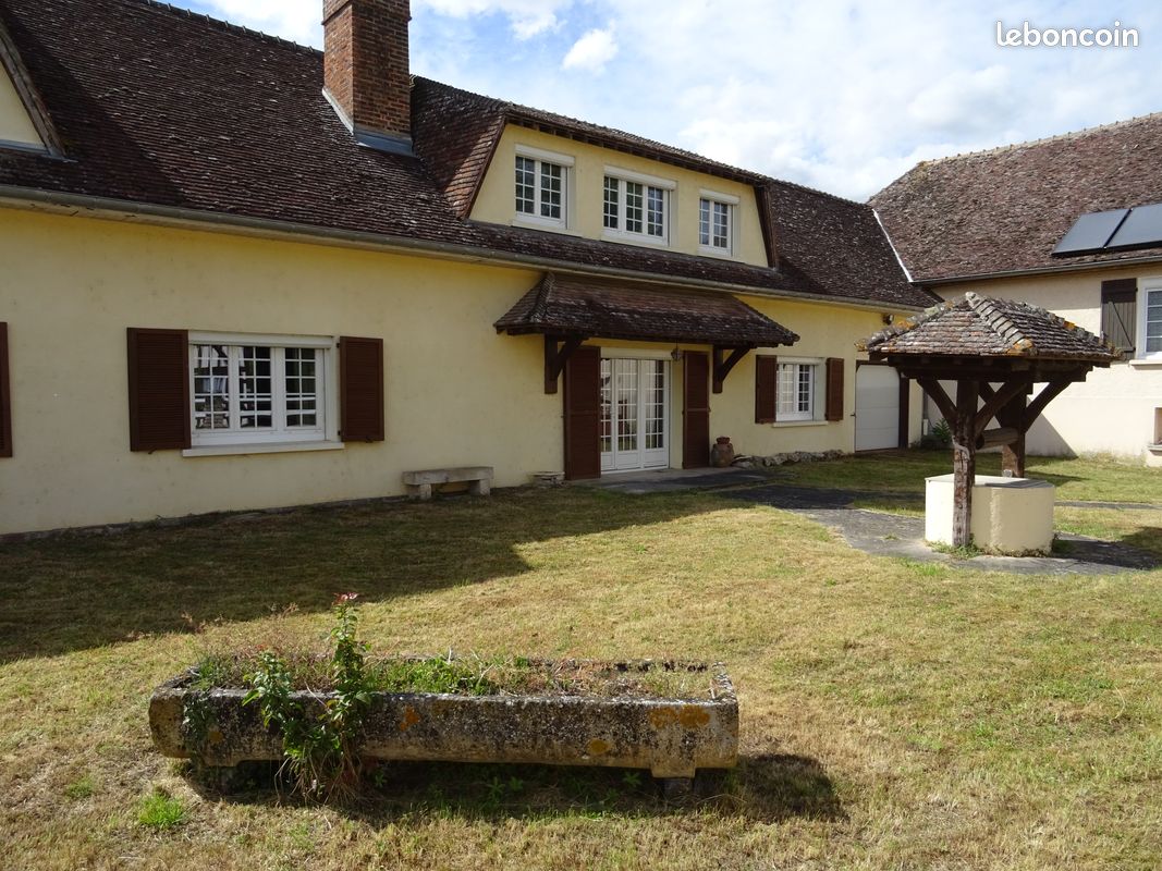 Maison 8 pièces 280 m² · à Montaulin · 280 m² · 165 000 €