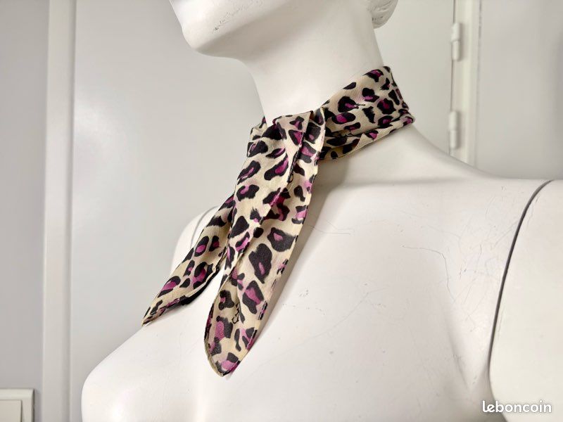 Foulard Vintage GUESS En Soie 100% - Dimensions 64x68 Cm - Couleur Marron - Occasion