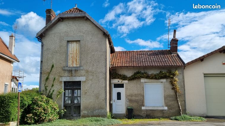 Dans un village du haut-Limousin, où vous trouverez les services essentiels au fonctionnement d'une commune, venez découvrir cette maison d'habitation à rénover