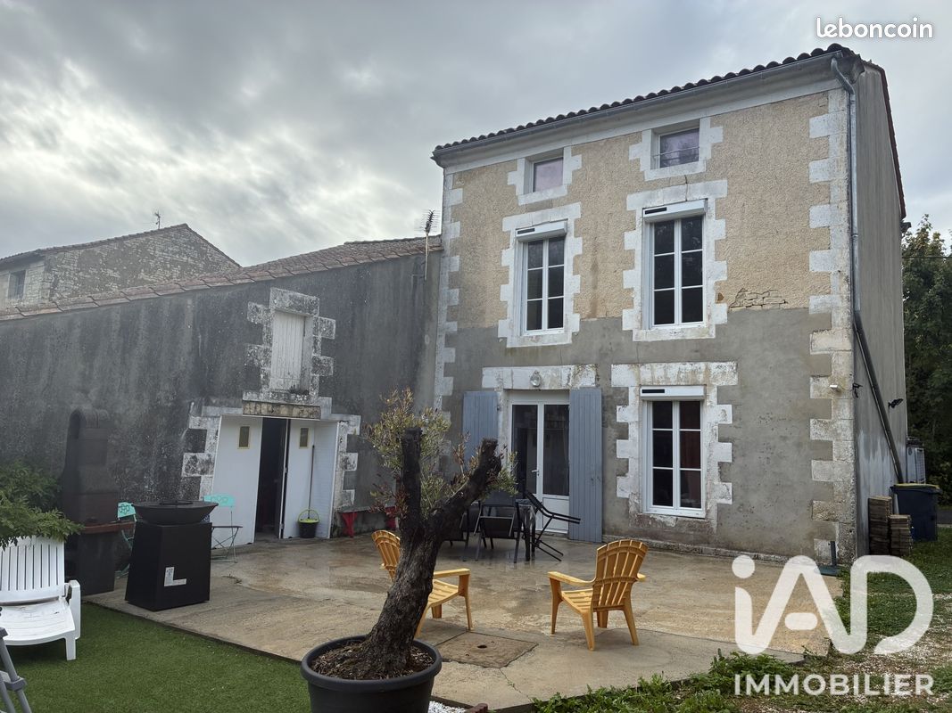 Maison 6 pièces 161 m² · à Aigre · 161 m² · 164 500 €