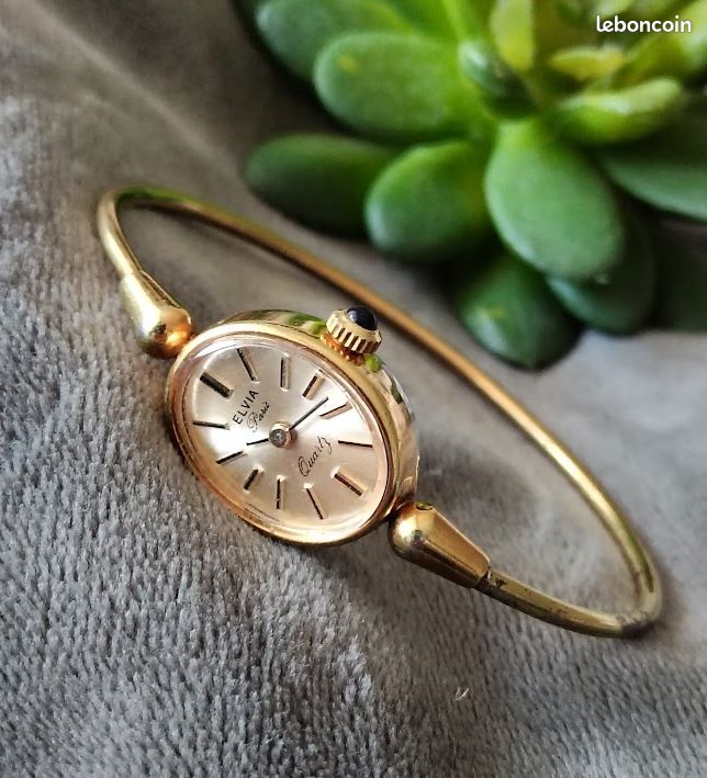 Lot de HERMES, Paris Montre de dame en métal et métal doré. Cadran