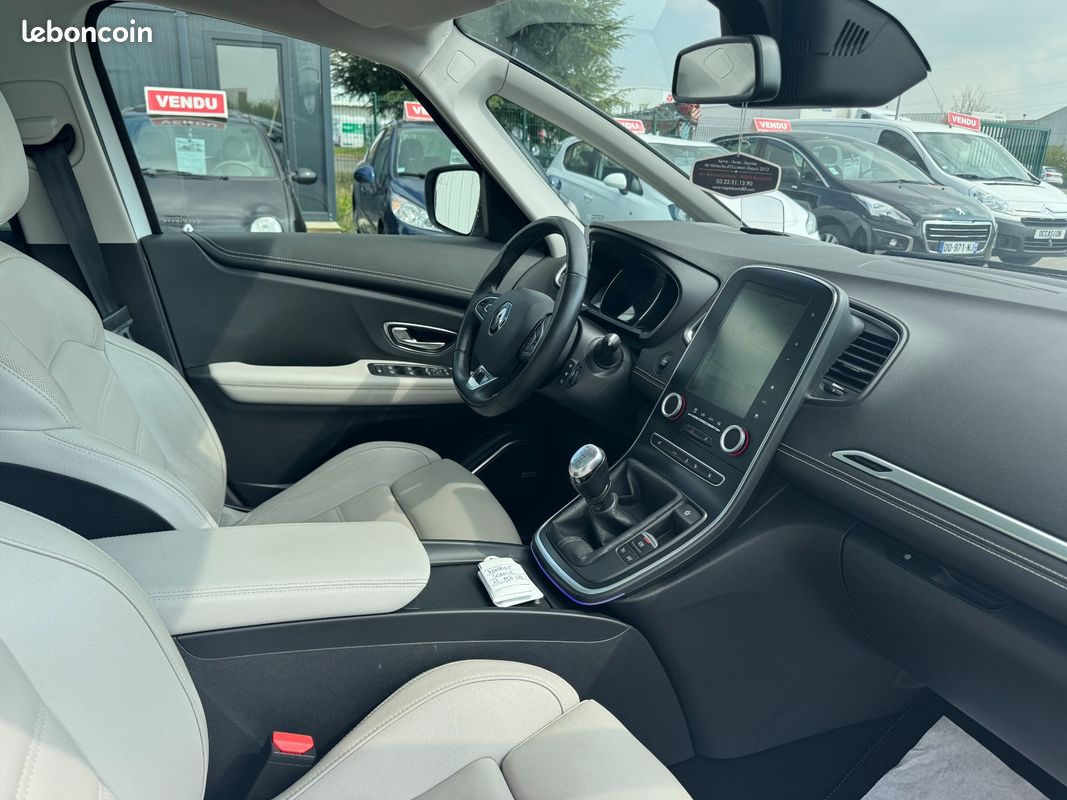 RENAULT SCENIC IV Edition One 1.2i 130 CV 09/2016 47800 KM TOIT PANORAMIQUE INTIÉRIEUR CUIR SIÈGES CHAUFFANTS ET MAS (image 12)
