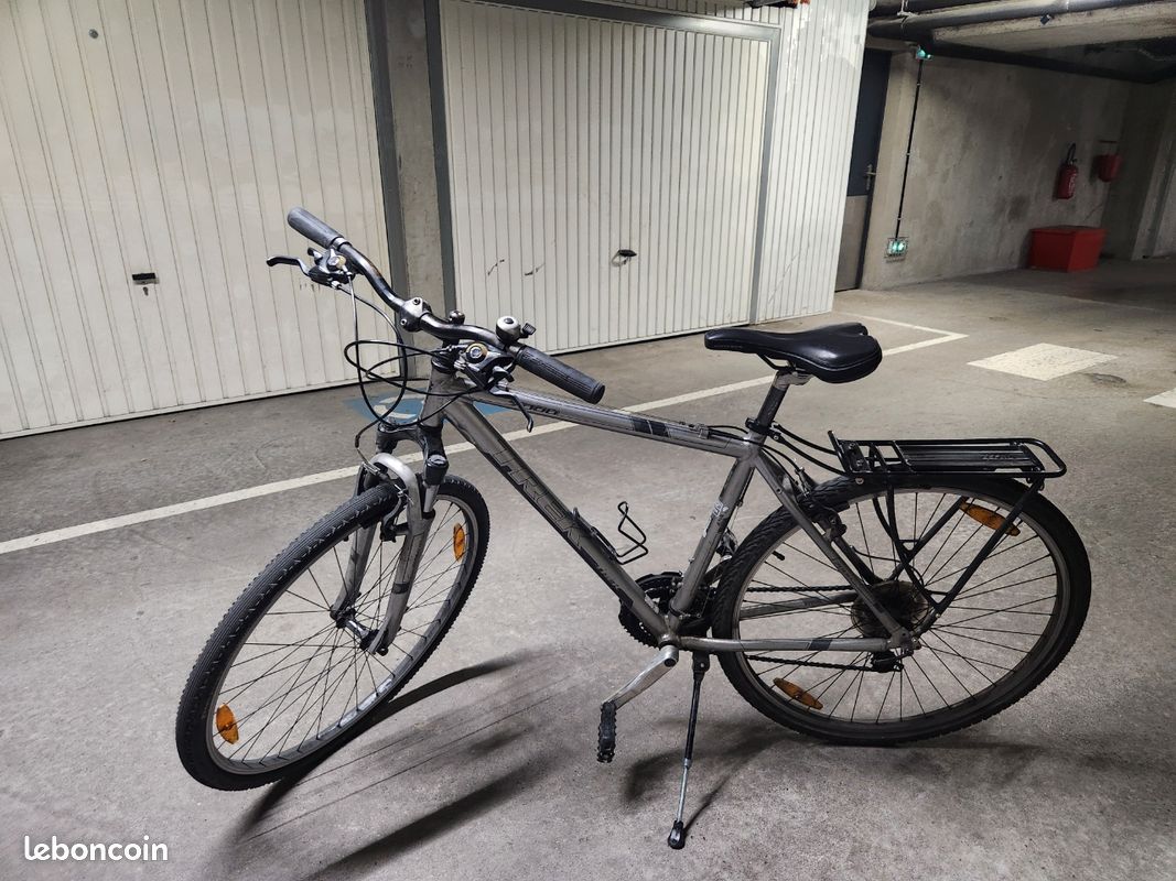 Selle vélo vintage noire à rivets – très bon état - Équipements vélos