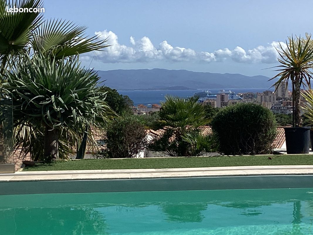 Appart F3 dans villa/vue mer/piscine/ (image 1)