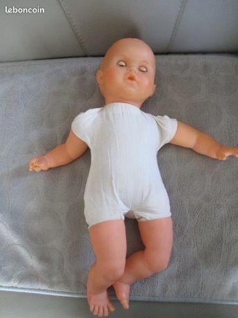 POUPEE BELLA en plastique. Yeux bleus dormeurs et bruiteur