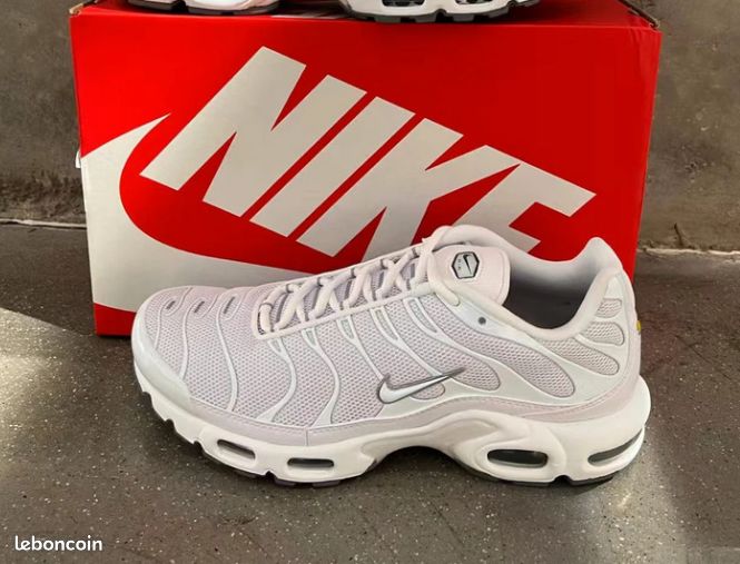 Chaussure Nike TN blanches avec semelle air (image 7)