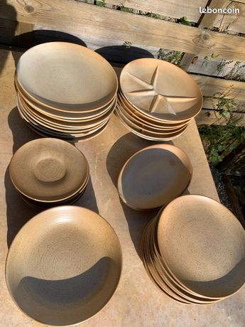 6 assiettes à dessert en grès de chez Village de France en très bon