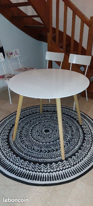 Table scandinave ronde sans les chaises (en option) (image 1)