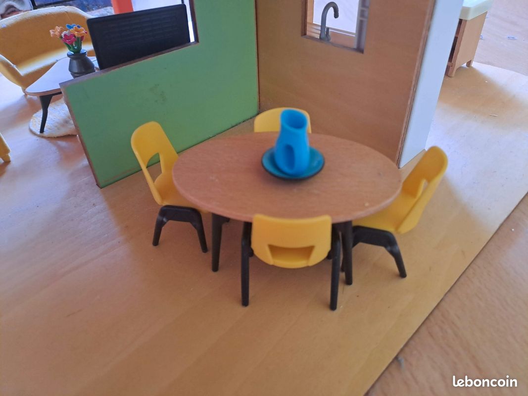 Maison colour house de djeco
À partir de 4 ans
Parfait état 
Vendue avec les accessoires présents sur la photo
Collection Mon petit home (image 8)