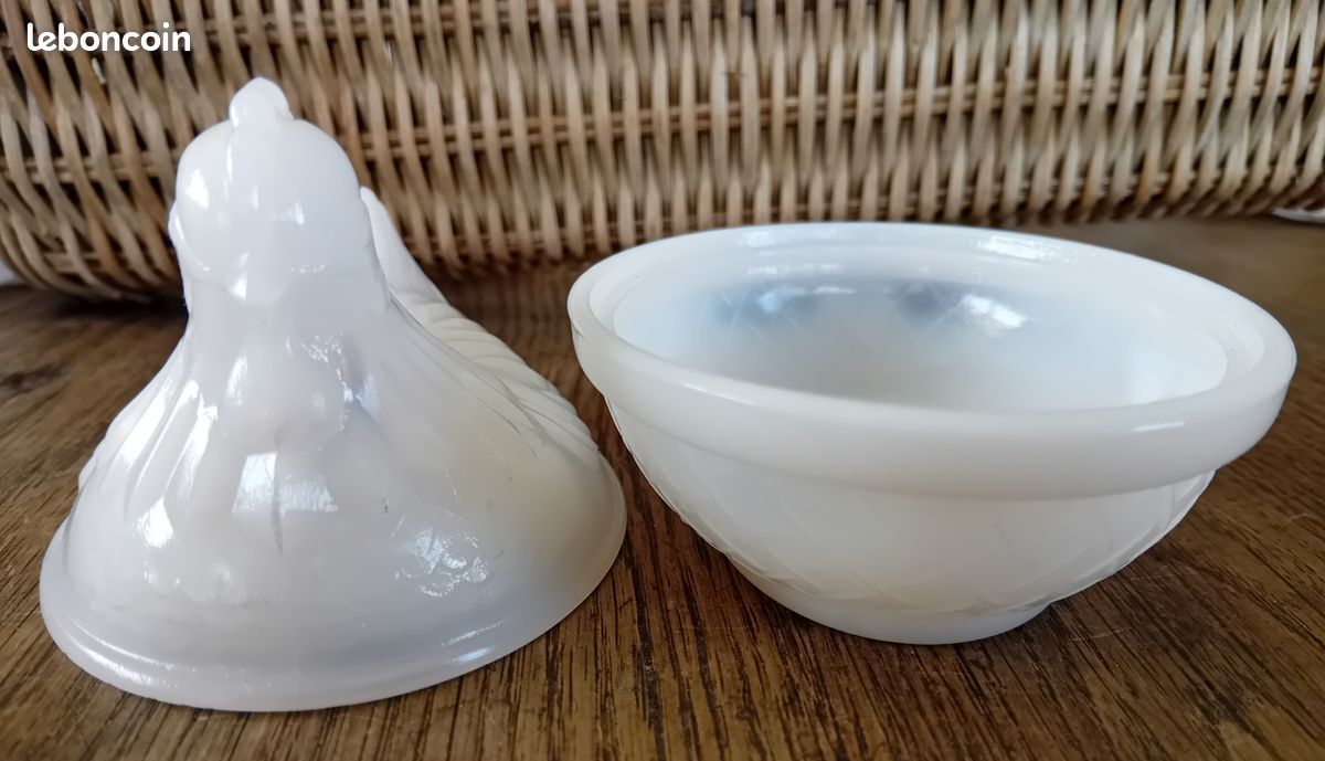 Coquetier Poule ancien en opaline blanche décoré à froid signé